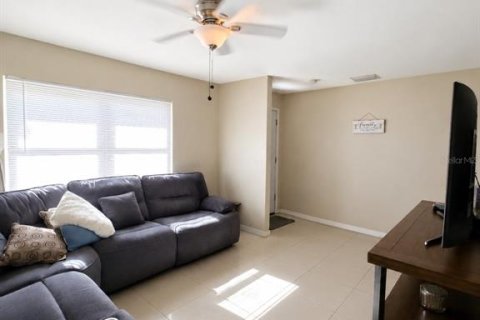 House in Tampa, Florida 3 bedrooms, 96.62 sq.m. № 2219844 - photo 2