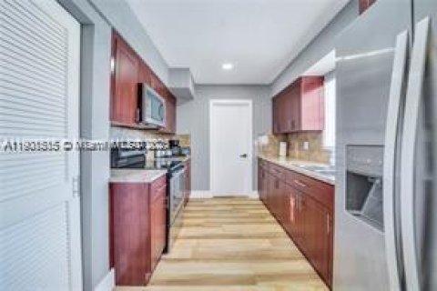 Casa en alquiler en Fort Lauderdale, Florida, 3 dormitorios, 179.12 m2 № 2012528 - foto 11