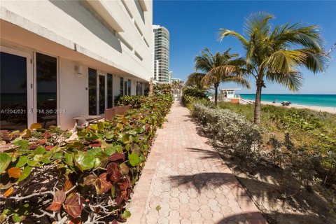 Condo in Hallandale Beach, Florida, 3 bedrooms  № 2145831 - photo 29