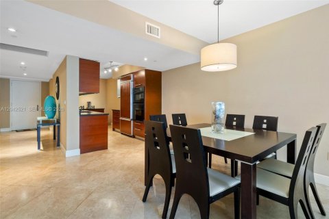 Condo in Hallandale Beach, Florida, 3 bedrooms  № 2145831 - photo 11