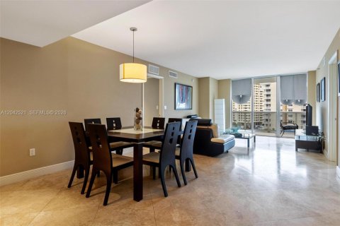 Condo in Hallandale Beach, Florida, 3 bedrooms  № 2145831 - photo 10
