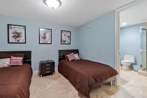 Condo in Hallandale Beach, Florida, 3 bedrooms  № 2145831 - photo 17