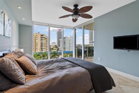 Condo in Hallandale Beach, Florida, 3 bedrooms  № 2145831 - photo 14