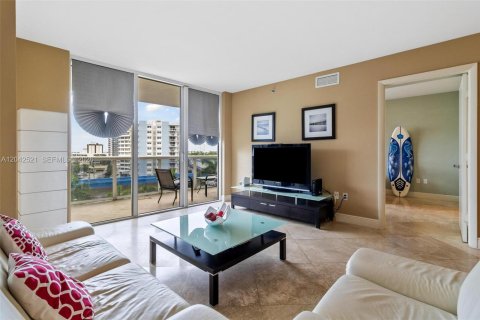 Condo in Hallandale Beach, Florida, 3 bedrooms  № 2145831 - photo 3