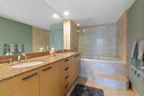 Condo in Hallandale Beach, Florida, 3 bedrooms  № 2145831 - photo 16