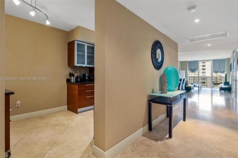 Condo in Hallandale Beach, Florida, 3 bedrooms  № 2145831 - photo 2