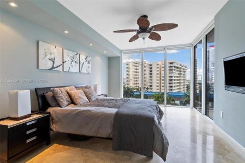 Condo in Hallandale Beach, Florida, 3 bedrooms  № 2145831 - photo 13