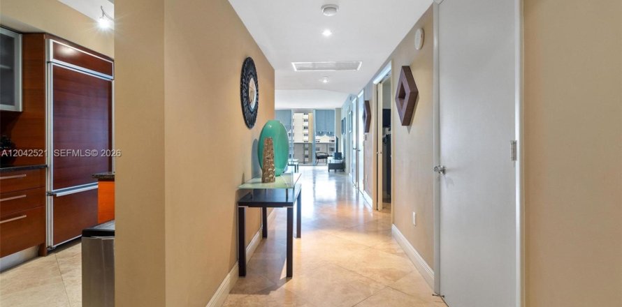 Condo in Hallandale Beach, Florida, 3 bedrooms  № 2145831