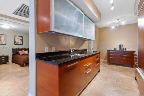 Condo in Hallandale Beach, Florida, 3 bedrooms  № 2145831 - photo 8