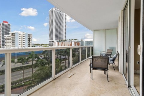Condo in Hallandale Beach, Florida, 3 bedrooms  № 2145831 - photo 21