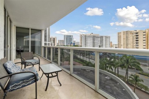 Condo in Hallandale Beach, Florida, 3 bedrooms  № 2145831 - photo 22