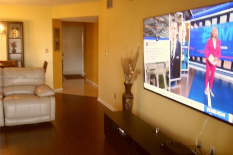 Condominio en venta en Tamarac, Florida, 2 dormitorios, 117.99 m2 № 2000460 - foto 11