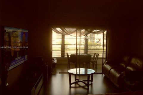 Condominio en venta en Tamarac, Florida, 2 dormitorios, 117.99 m2 № 2000460 - foto 12