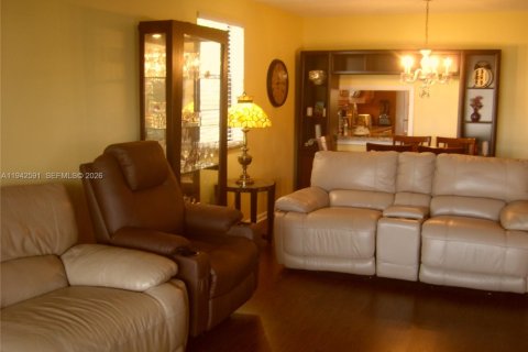 Condominio en venta en Tamarac, Florida, 2 dormitorios, 117.99 m2 № 2000460 - foto 10