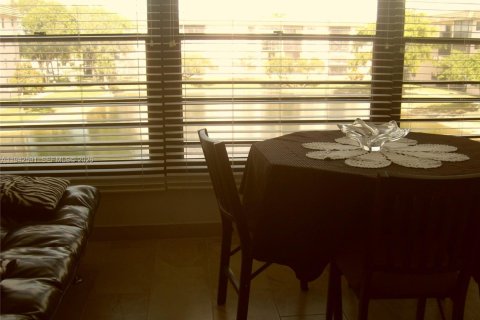 Condominio en venta en Tamarac, Florida, 2 dormitorios, 117.99 m2 № 2000460 - foto 16