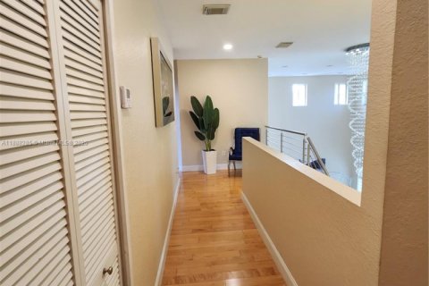 House in Miami, Florida 5 bedrooms, 244.8 sq.m. № 1939005 - photo 12