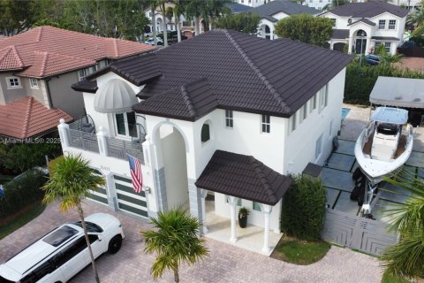 House in Miami, Florida 5 bedrooms, 244.8 sq.m. № 1939005 - photo 27