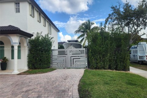 House in Miami, Florida 5 bedrooms, 244.8 sq.m. № 1939005 - photo 28