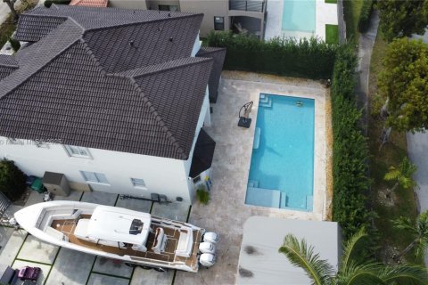 House in Miami, Florida 5 bedrooms, 244.8 sq.m. № 1939005 - photo 23