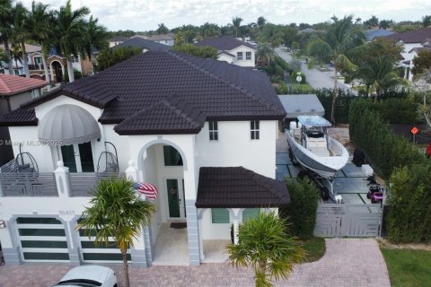 House in Miami, Florida 5 bedrooms, 244.8 sq.m. № 1939005 - photo 1