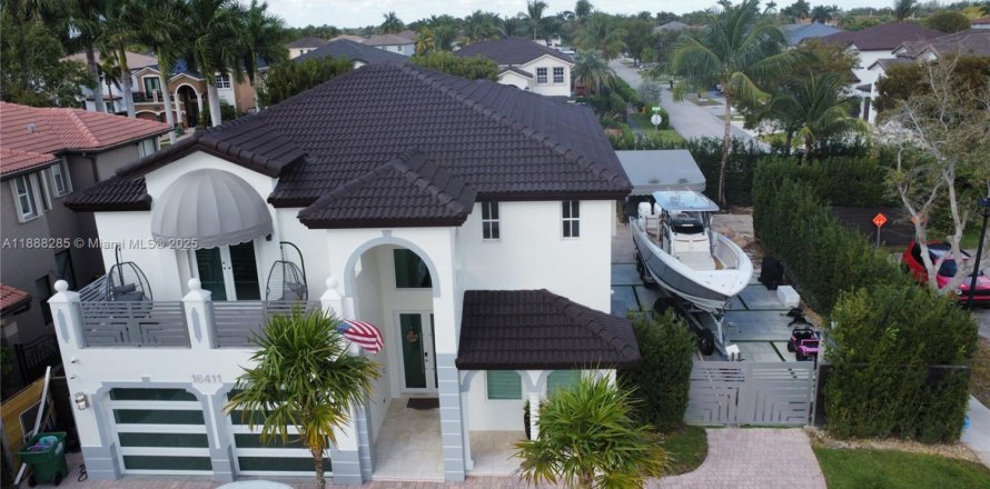 House in Miami, Florida 5 bedrooms, 244.8 sq.m. № 1939005