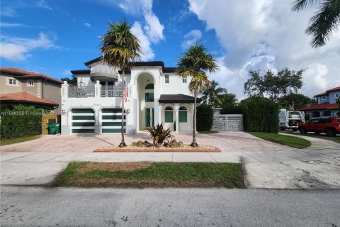 House in Miami, Florida 5 bedrooms, 244.8 sq.m. № 1939005 - photo 2
