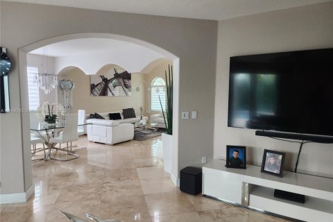 House in Miami, Florida 5 bedrooms, 244.8 sq.m. № 1939005 - photo 9