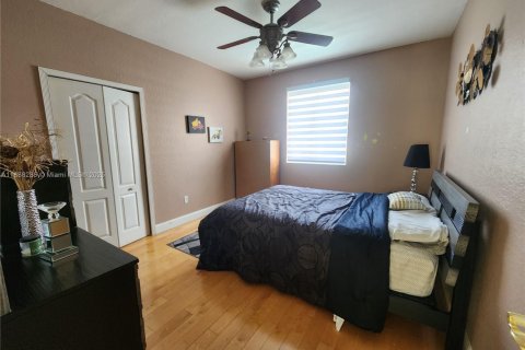 House in Miami, Florida 5 bedrooms, 244.8 sq.m. № 1939005 - photo 18
