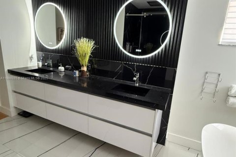 House in Miami, Florida 5 bedrooms, 244.8 sq.m. № 1939005 - photo 15