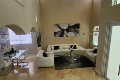 House in Miami, Florida 5 bedrooms, 244.8 sq.m. № 1939005 - photo 10