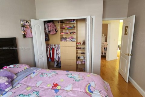 House in Miami, Florida 5 bedrooms, 244.8 sq.m. № 1939005 - photo 21