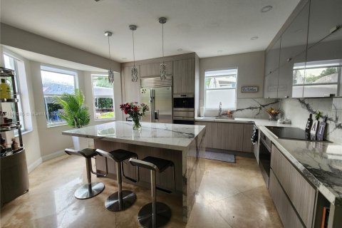House in Miami, Florida 5 bedrooms, 244.8 sq.m. № 1939005 - photo 4