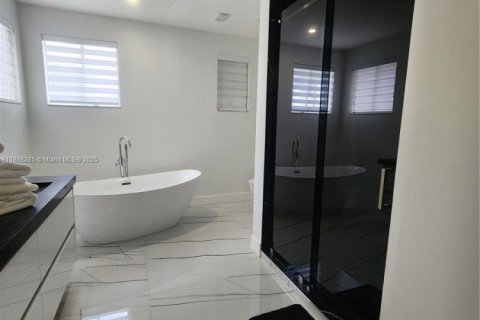 House in Miami, Florida 5 bedrooms, 244.8 sq.m. № 1939005 - photo 14
