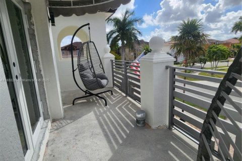 House in Miami, Florida 5 bedrooms, 244.8 sq.m. № 1939005 - photo 30