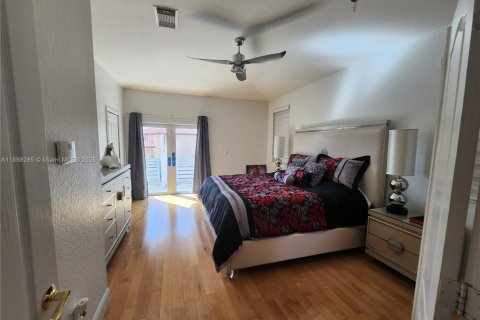 House in Miami, Florida 5 bedrooms, 244.8 sq.m. № 1939005 - photo 13