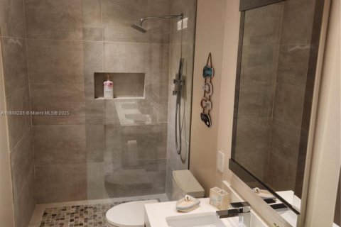 House in Miami, Florida 5 bedrooms, 244.8 sq.m. № 1939005 - photo 11