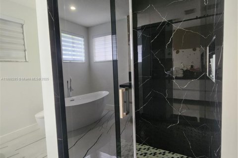 House in Miami, Florida 5 bedrooms, 244.8 sq.m. № 1939005 - photo 16