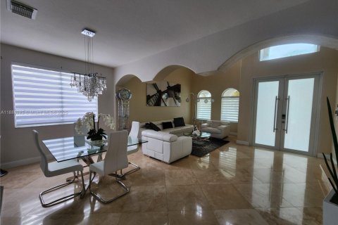 House in Miami, Florida 5 bedrooms, 244.8 sq.m. № 1939005 - photo 8
