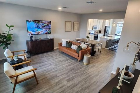 House in Winter Garden, Florida 3 bedrooms, 156.82 sq.m. № 2376651 - photo 2