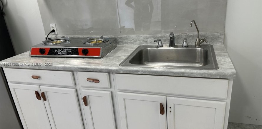 Immobilier commercial à Pembroke Pines, Floride 1 chambre, 177.35 m2 № 1833810