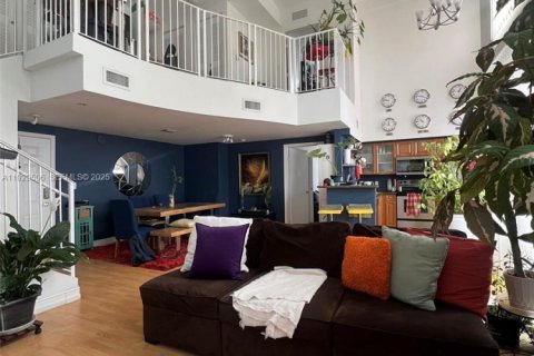 Condo in Miami, Florida, 2 bedrooms № 1989668 - photo 3