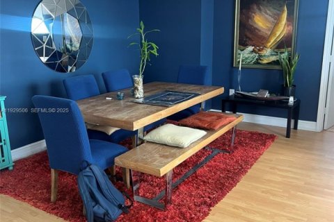 Condo in Miami, Florida, 2 bedrooms № 1989668 - photo 7