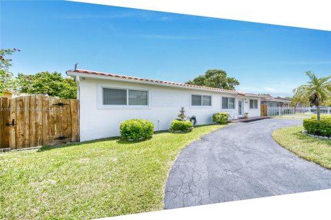 Casa en venta en Miami, Florida, 4 dormitorios, 196.21 m2 № 1858798 - foto 4