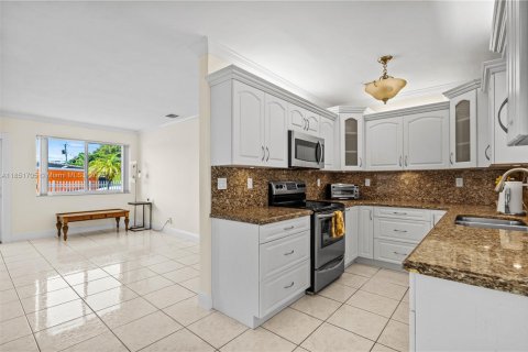 Casa en venta en Miami, Florida, 4 dormitorios, 196.21 m2 № 1858798 - foto 19