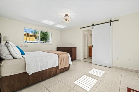 Casa en venta en Miami, Florida, 4 dormitorios, 196.21 m2 № 1858798 - foto 21