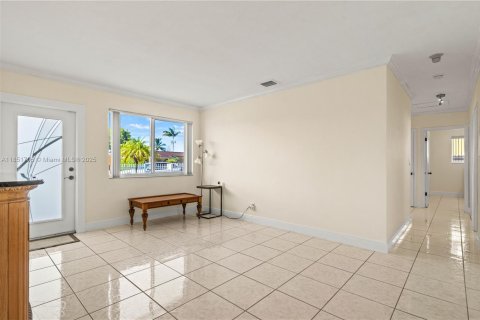 Casa en venta en Miami, Florida, 4 dormitorios, 196.21 m2 № 1858798 - foto 8