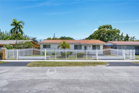Casa en venta en Miami, Florida, 4 dormitorios, 196.21 m2 № 1858798 - foto 1