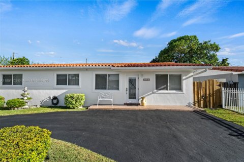 Casa en venta en Miami, Florida, 4 dormitorios, 196.21 m2 № 1858798 - foto 2