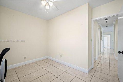 Casa en venta en Miami, Florida, 4 dormitorios, 196.21 m2 № 1858798 - foto 28