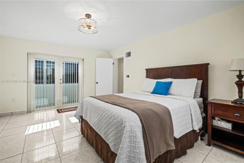 Casa en venta en Miami, Florida, 4 dormitorios, 196.21 m2 № 1858798 - foto 22